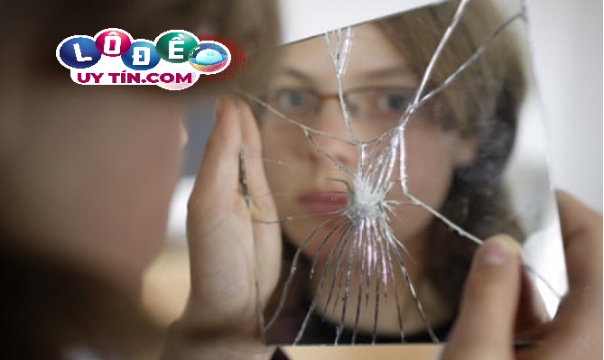 Mơ thấy kính vỡ, gương vỡ đánh con gì, là điềm báo gì? 8 Mơ thấy kính vỡ, gương vỡ đánh con gì, là điềm báo gì?